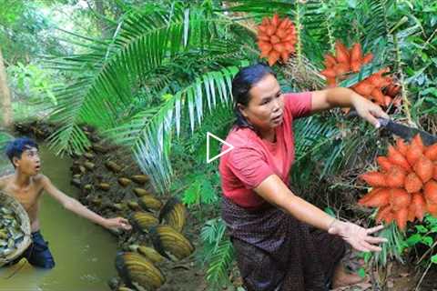 Survival skills-Man with woman found mussels for cook and salak -Eating delicious