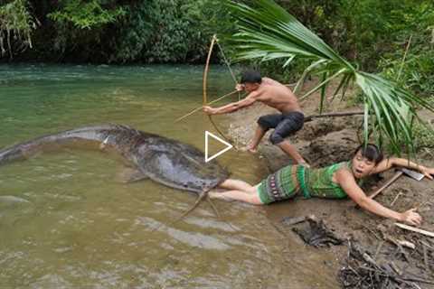 Survival Skills - Primitive Life 100 Days Solo Bushcraft Relax Meet Big Fish In Mud Crack Attack