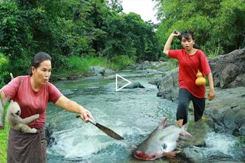 Survival skills-Man with womans found fishes with pepper elder in forest forcook -Eating delicious